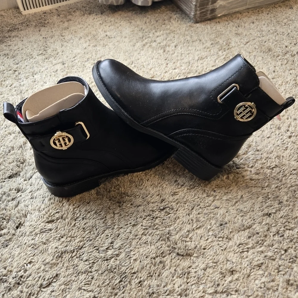 NWOB Tommy Hilfiger Rezin Boots Size 6.5